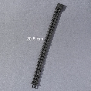 Gros plan d'un bracelet cubain noir de 20,5 cm style hip hop avec strass étincelants