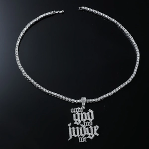 Détail du pendentif gothique Only God Can Judge Me avec collier tennis argenté