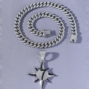 Catena cubana hip hop argento con ciondolo a sole diamantato e numero 7 su sfondo viola