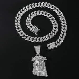 Hip Hop Silberne Kuba-Panzerkette mit detailliertem Jesus-Kopf-Anhänger und Zirkonia
