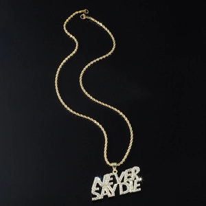 Collar hip hop bañado en oro con colgante 'NEVER SAY DIE' de circonitas y cadena de cuerda