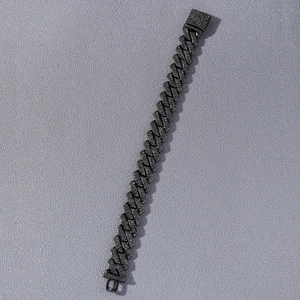 Vue détaillée du bracelet gourmette noir avec strass scintillants et fermoir carré rigide