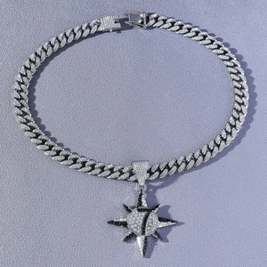 Dettaglio macro della collana a maglia cubana argento con ciondolo sole numero 7