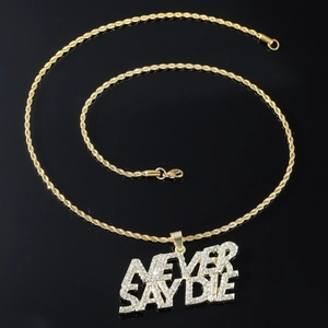 Collar hip hop dorado con colgante Never Say Die adornado con diamantes falsos
