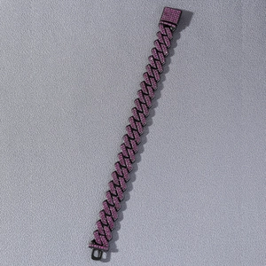 Gros plan d'un bracelet gourmette noir serti de pierres de zircone cubique violettes