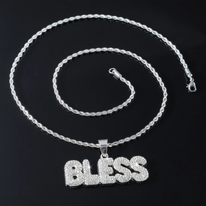 Vue détaillée du collier hip-hop argenté avec pendentif BLESS serti de diamants