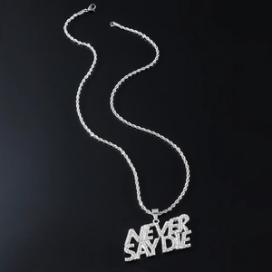 Colgante Never Say Die con diamantes y cadena de cuerda plateada estilo hip hop