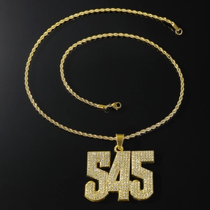 Hip hop gouden ketting met iced out cijfer 545 hanger aan een gedraaide touwketting