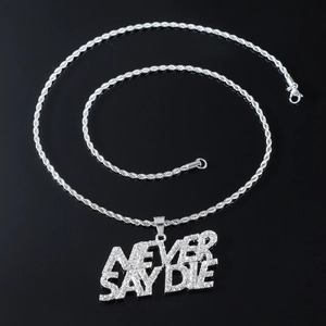 Detalle macro del collar hip hop Never Say Die con cristales de circonita cúbica