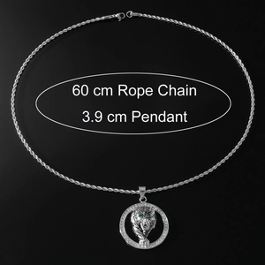 Détail du pendentif tête de tigre argenté avec yeux verts, chaîne corde et mesure 60cm