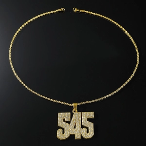 Detail van gouden hiphop nummer 545 hanger met witte strassteentjes aan een gedraaide ketting