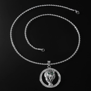 Collier pendentif tête de tigre aux yeux verts avec cercle de cristaux et chaîne