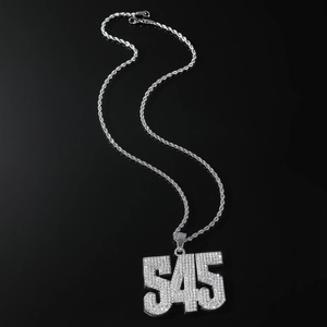 Detail van hiphop-hanger nummer 545 met zilverkleurige kristallen en gedraaide ketting