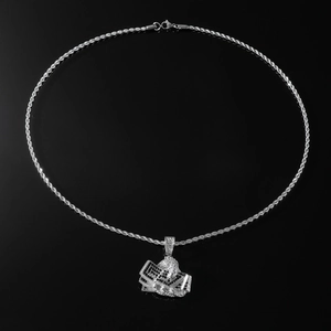 Macro della catena a corda argentata e ciondolo a mazzetto di banconote con strass brillanti