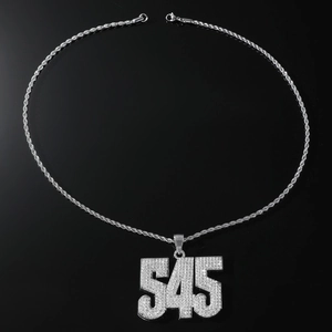 Detailopname van zilveren hiphop ketting met gedraaide koordketting en 545 hanger met steentjes