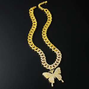 Collana a farfalla dorata con pavé di cristalli e catena a maglia cubana elegante