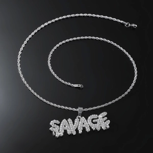 Détail du pendentif Savage hip hop avec strass sertis et chaîne de style corde argent