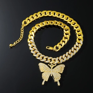 Collana a catena cubana dorata di lusso con pendente a farfalla pavé di strass scintillanti
