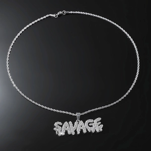 Vue détaillée du pendentif SAVAGE argenté serti de cristaux sur une chaîne torsadée hip-hop