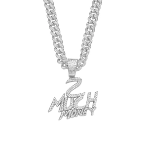 Iced-Out Silberne kubanische Kette mit 2 MUCH MONEY Buchstabenanhänger im Hip-Hop-Stil