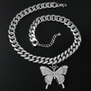 Collana a catena cubana argentata con grande pendente a farfalla scintillante