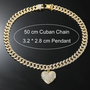 Detail van 50cm gouden Cubaanse ketting met een ijzige hart hanger vol glanzende steentjes