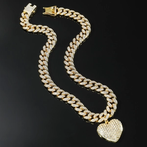 Luxe gouden Cubaanse schakelketting met iced-out hart hanger en sprankelende strass