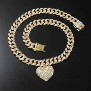 Hip hop gouden Cubaanse ketting met strass hart hanger op een zwarte spiegel achtergrond