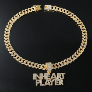 Nahaufnahme der goldenen Panzerkette mit eisgekühlten INHEART PLAYER Buchstaben