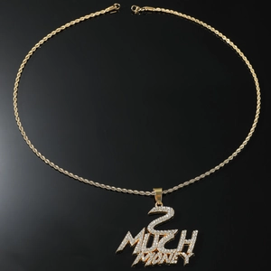 Détail du pendentif 2 MUCH MONEY serti de strass sur une chaîne torsadée dorée
