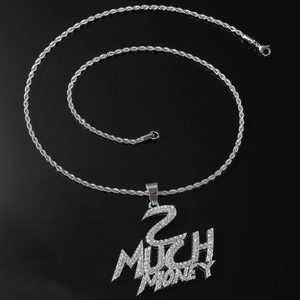 Détail du pendentif 2 MUCH MONEY serti de strass avec une chaîne torsadée argentée