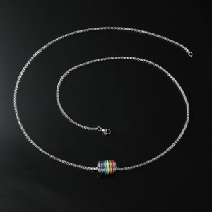 Collier argenté avec pendentif cylindrique arc-en-ciel sur fond noir réfléchissant