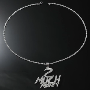 Détail de la chaîne torsadée argentée avec pendentif hip hop 2 MUCH MONEY glacé