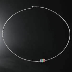 Collier avec pendentif cylindrique arc-en-ciel et chaîne argentée sur fond noir réfléchissant