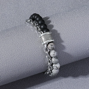Bracelet punk pour hommes avec perles noires mates et chaîne argentée sur support gris