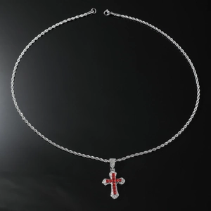 Detalle del colgante de cruz hip hop con gema roja y cristales micro-pave brillantes