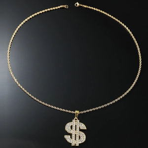 Dettaglio del ciondolo a forma di dollaro con strass su catena a fune dorata