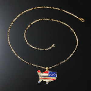 Collana hip hop dorata con ciondolo a forma di mappa USA con cristalli e colori della bandiera