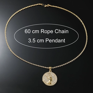 Détail de chaîne torsadée 60cm avec pendentif portrait Néfertiti serti de cristaux dorés