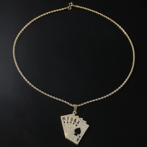 Detailaufnahme des vergoldeten Royal Flush Poker Anhängers mit glitzernden Strasssteinen