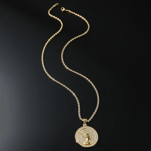 Collier hip hop chaîne torsadée dorée avec médaillon Néfertiti et pavé de zircons