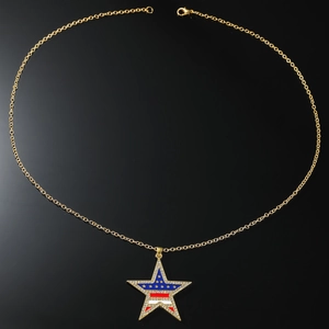 Collier avec pendentif étoile drapeau USA et bordure en cristaux sur fond miroir noir