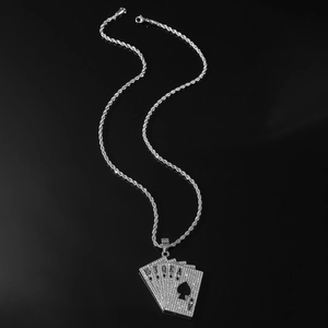 Detail von Hip-Hop-Royal-Flush-Anhänger mit Kristallen und schwarzen Emaille-Pik