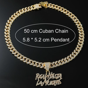 Dettaglio della collana a catena cubana dorata con ciondolo Real Hasta La Muerte ghiacciato