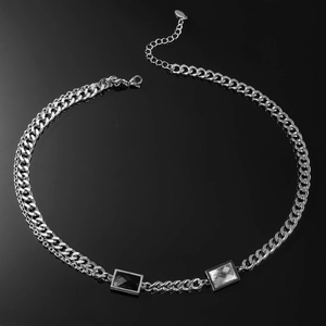 Collier gourmette argentée hip hop avec pendentifs rectangulaires en cristal noir et clair