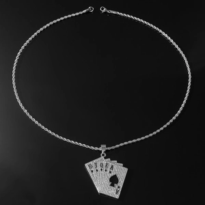 Nahaufnahme des Royal Flush Poker-Anhängers mit silberner Seilkette und glänzenden Strasssteinen