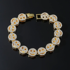 Hip Hop Gold Armband mit eisigen Smileys auf einem reflektierenden schwarzen Hintergrund