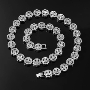 Detailansicht der Hip-Hop-Halskette mit funkelnden, kristallbesetzten Smiley-Gliedern