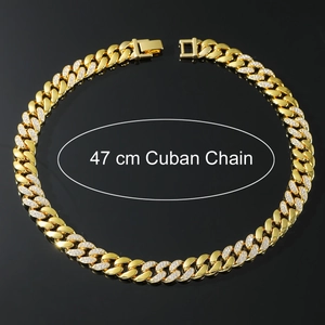 Dettaglio della collana catena cubana dorata da 47cm con maglie in pavé di diamanti