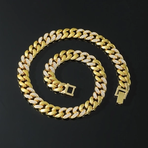 Collana a catena cubana dorata stile hip hop con diamanti su sfondo nero riflettente